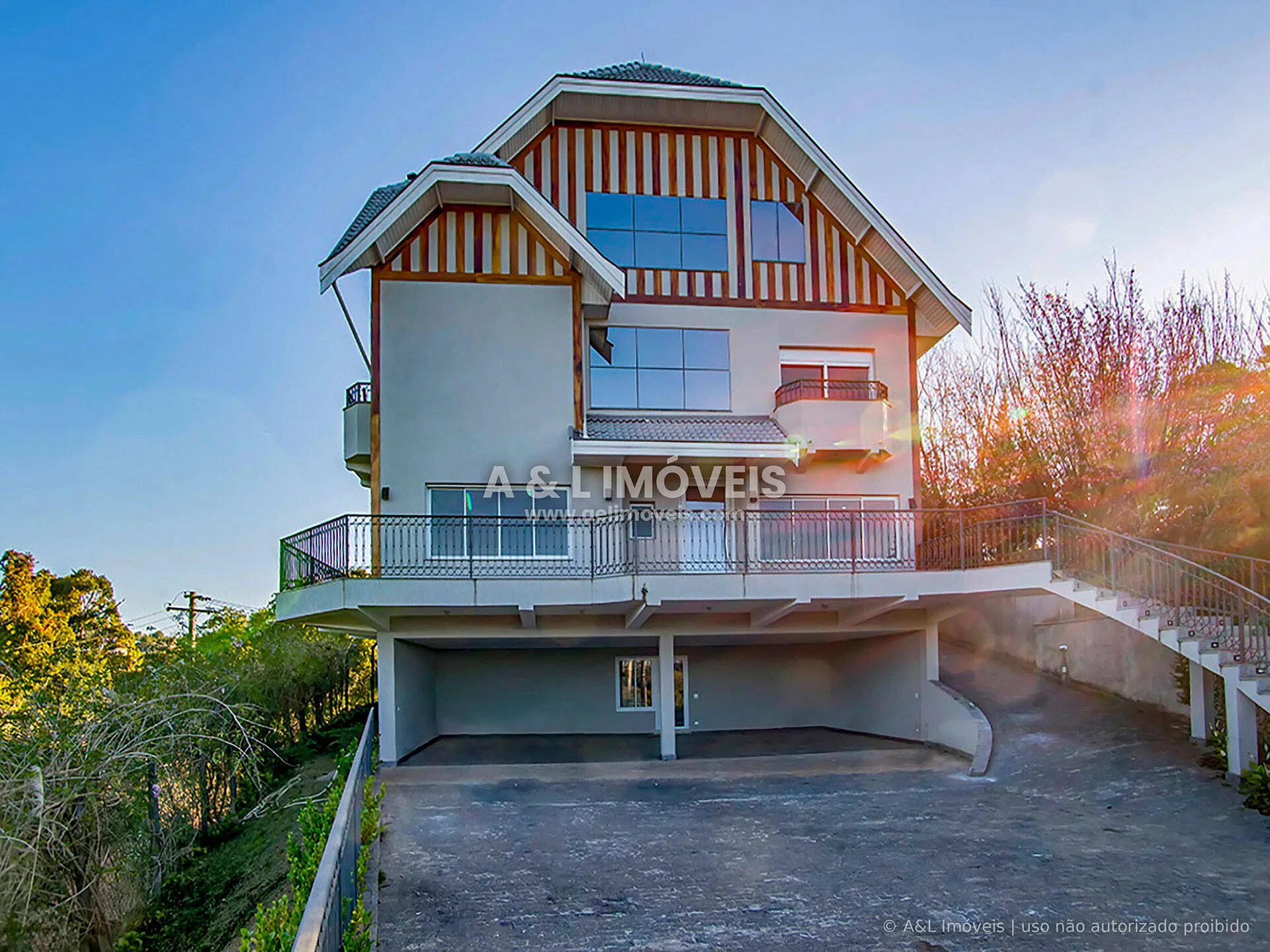 Imagem Casa de Luxo | Alto do Capivari | 793 m² | SPA e Casa de Hóspedes