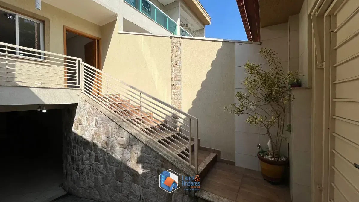 Imagem Sobrado para venda em Jardim Regina com 3 quartos, sendo 3 suítes, 183m²