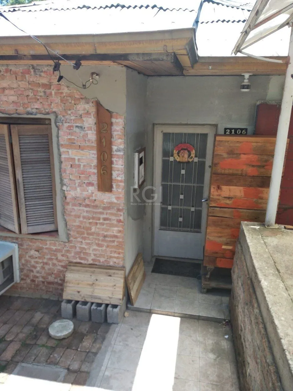 Imagem Casa 2 dormitórios, sala, banheiro garagem coberta, terreno 694m² bairro Camaquã, Porto Alegre/RS
