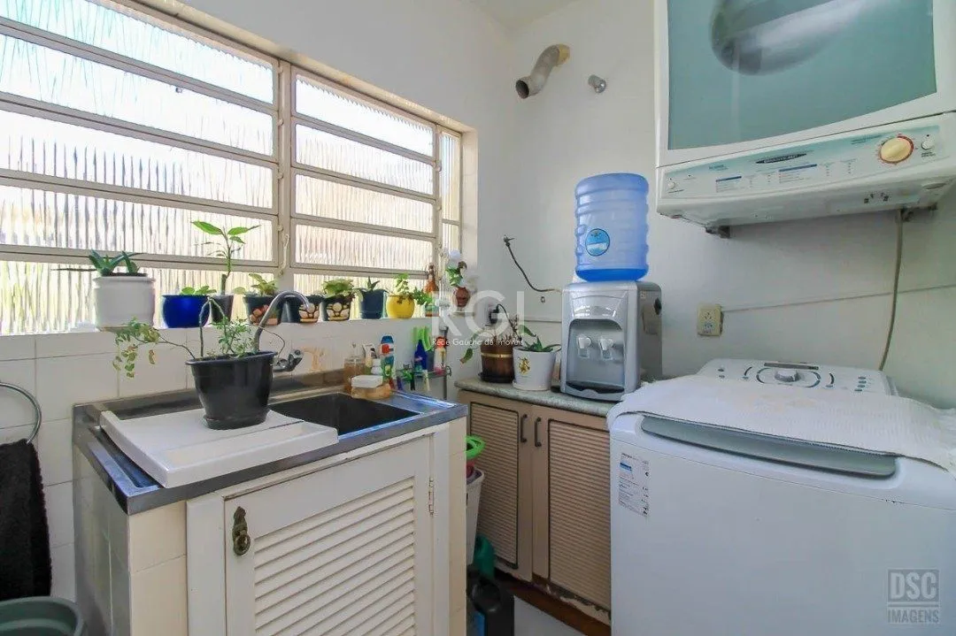 Imagem casa Living para 3 ambientes com lavabo, cozinha com pia e armários planejados