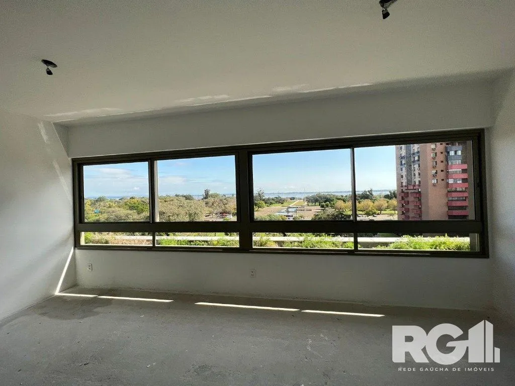 Imagem Apartamento com 143 m² privativos, possui 3 suítes, (sendo 1 máster), living, cozinha, dependência de empregada, lavabo, 143 m² de área privativa, 2 vagas de garagem.