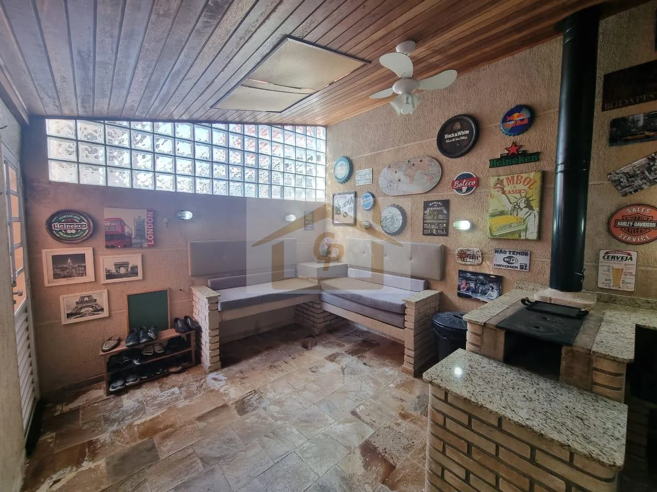 Imagem Bela área Gourmet 3 quartos sendo um suíte, forno de pizza, fogão e churrasqueira, 2 vagas