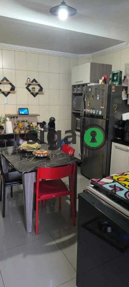 Imagem Casa Espaçosa com 3 Quartos, Suíte, Quintal e Churrasqueira em Localização Privilegiada