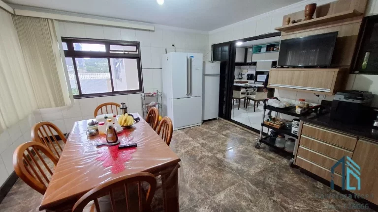 Imagem Prédio/comercial/residencial, 04 Cj e 02 lojas, + Casa com 07 suítes, no Bacacheri em Curitiba PR