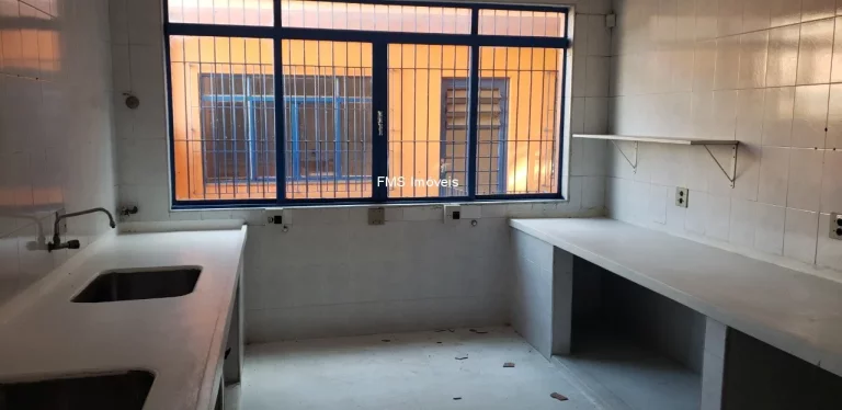 Foto do imóvel Casa Comercial para Locação: 8 salas, 2 banheiros, 4 vagas de garagem, 500m² na melhor localização do Campo Limpo, São Paulo-SP.