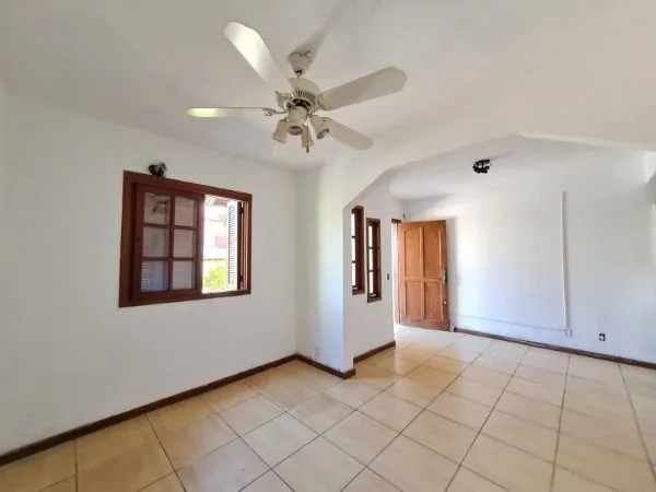 Imagem Casa de 3 dormitórios, apenas uma quadra da Av. Edgar Pires de Castro