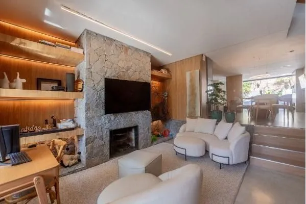 Imagem Casa com 3 suítes amplas, além de uma sala generoso com lareira e 2 vagas de garagem.