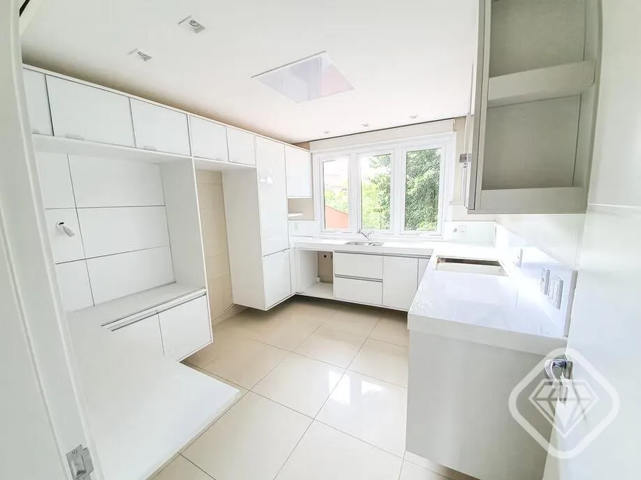Imagem Casa em condomínio fechado à venda.

Ampla metragem, alto padrão construtivo e vista privilegiada...