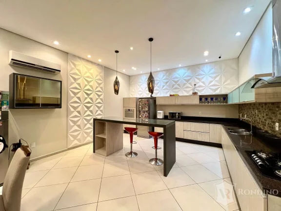Imagem Casa t?(C)rrea em condomínio com piscina, vista permanente e 03 suítes.