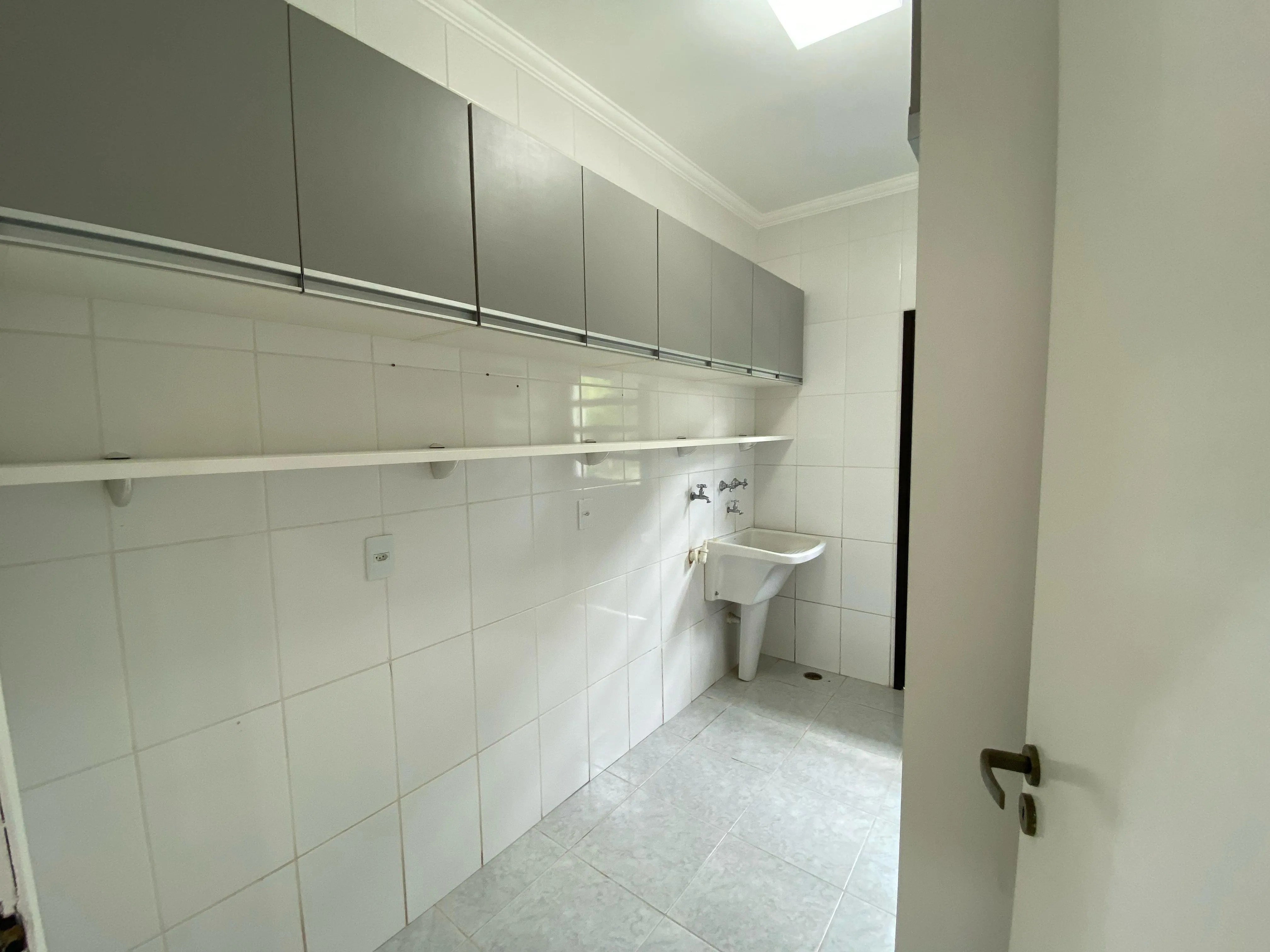 Imagem Casa no Condomínio Portal do Sabiá - 380m² de Área Construída, 3 Suítes e Piscina