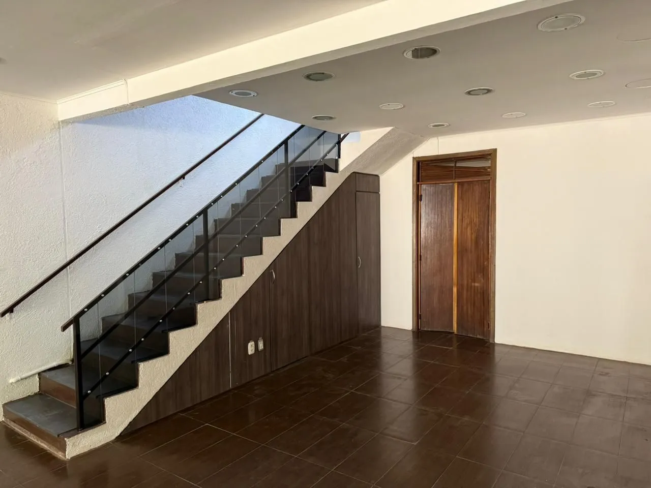 Imagem MÁFFER IMÓVEIS ALUGA LOJA COM SOBRELOJA NO BAIRRO AUXILIADORA Amplo imóvel localizado em ponto estratégico, com grande fluxo de veículos e pedestres, ideal para quem busca visibilidade e destaque comercial.