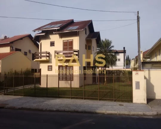 Linda e ampla residência em uma região tranquila do bairro América. Sobrado de dois andares, no p...