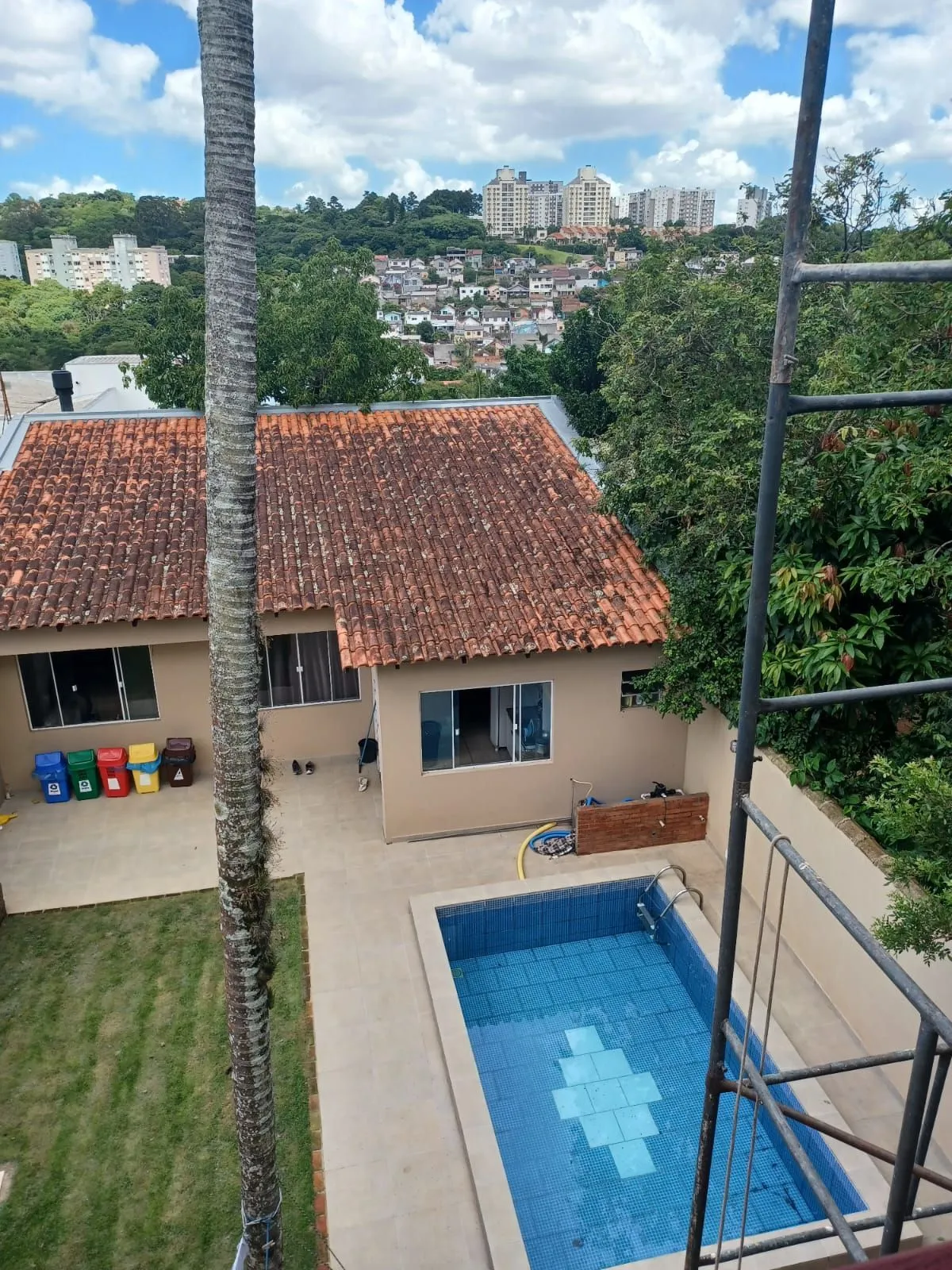 Imagem Casa com 04 quartos (01 suíte) 02 vagas no Bairro Jardim Sabará em Porto Alegre