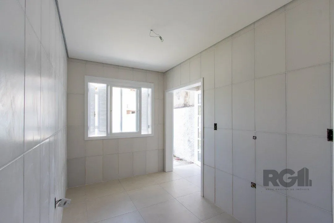 Imagem Casa no Bairro Hípica, 100% reformada, 2 dormitórios, 1 vaga de garagem.