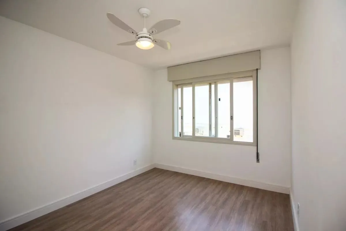 Imagem Apartamento com 2 dormitórios, banheiro auxiliar e 2 vagas cobertas.