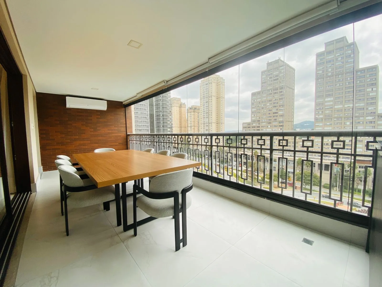 Imagem Apartamento para locação em São Paulo-SP, Green Valley Alphaville: 3 suítes, 2 salas, 4 banheiros, 4 vagas, 228m². Aproveite!