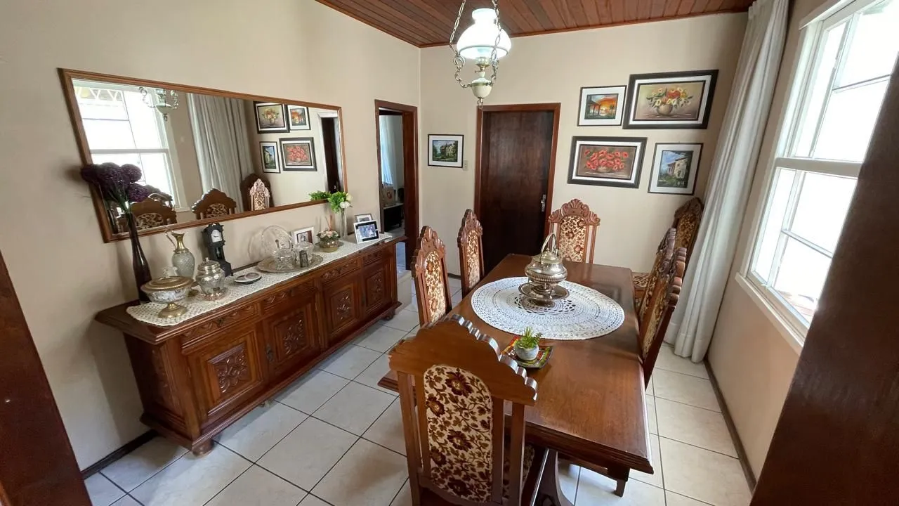 Imagem Casa com pátio com 3 dormitórios, 2 banheiros e 4 vagas.