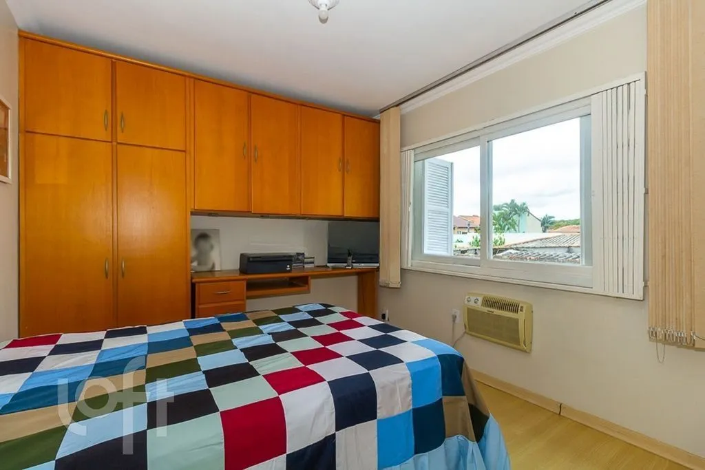 Imagem Casa de 4 dormitórios à venda no Bairro Ipanema - Porto Alegre