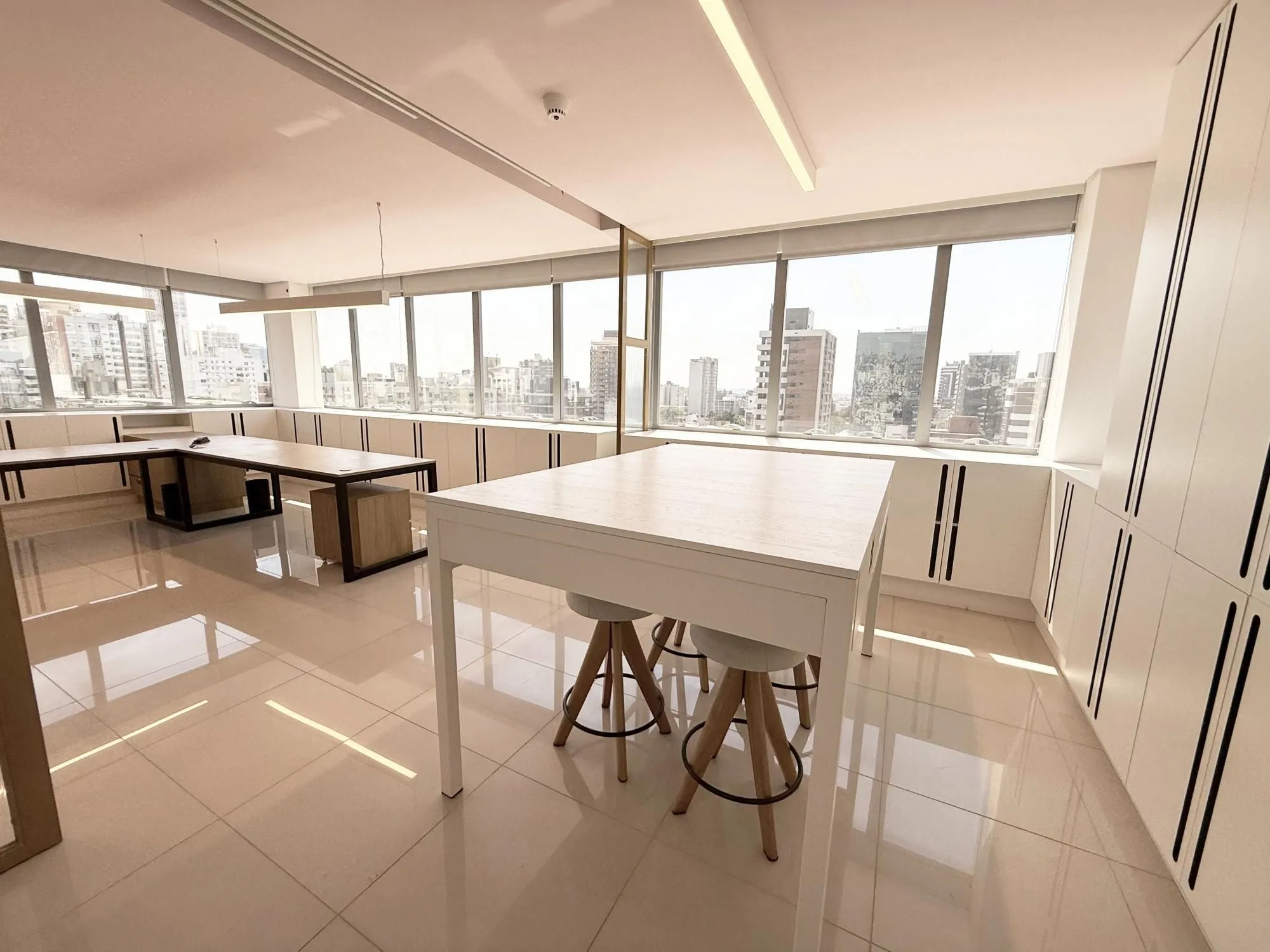 Imagem MÁFFER IMÓVEIS Sala comercial no bairro Auxiliadora, em ponto estratégico na Rua Eudoro Berlink, nº 354, região nobre de Porto Alegre, próxima às Avenidas Mariland e 24 de Outubro.