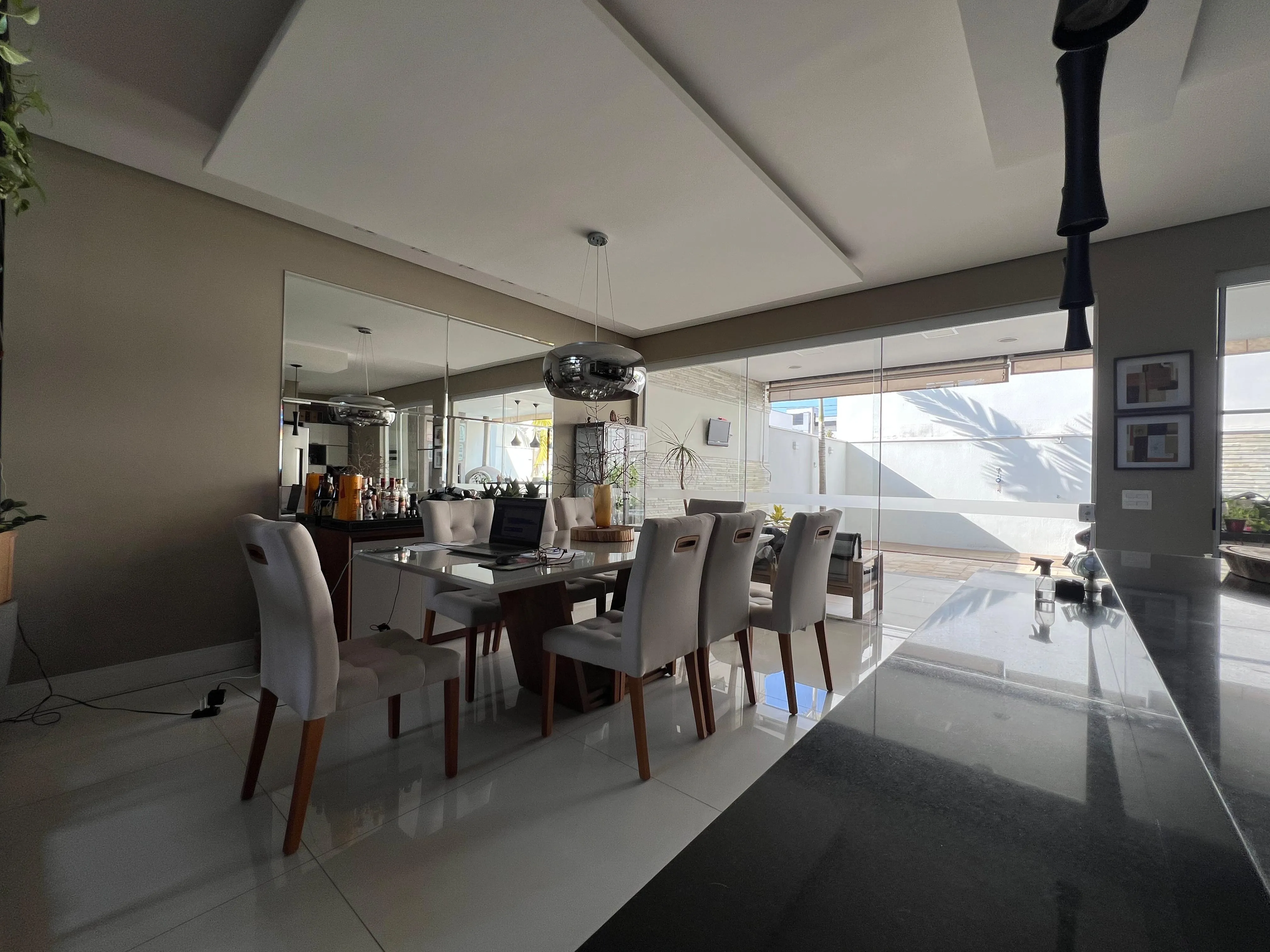 Imagem Luxuosa Casa com 3 Suítes, Piscina e Placas Fotovoltaicas no Condomínio Completo Ibiti Reserva