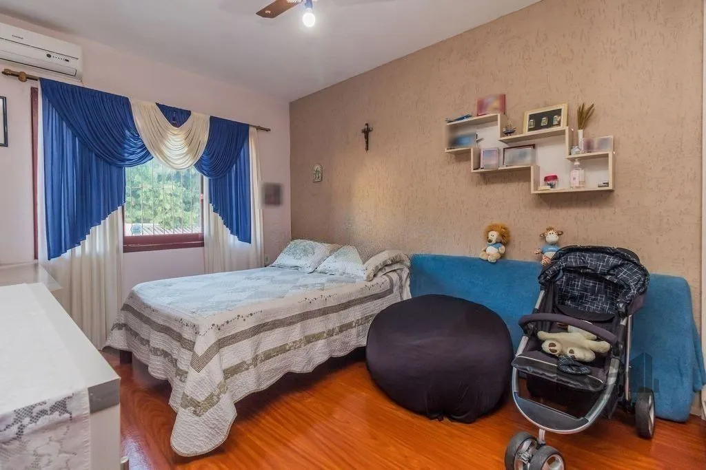 Imagem Sobrado de 215m² - 4 dormitórios, 5 vagas no bairro Passo das Pedras