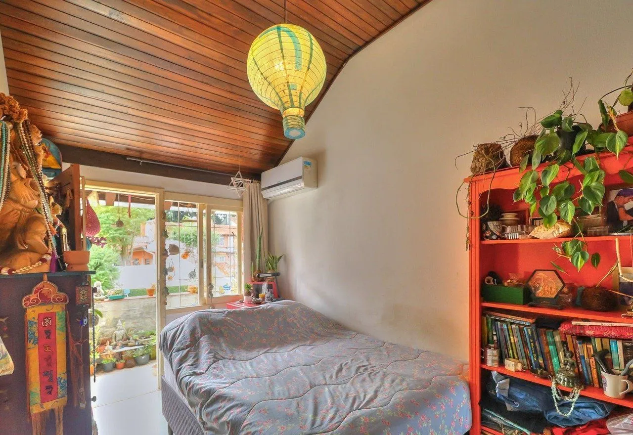 Imagem Casa a venda composta de 4 dormitórios no bairro Jardim Isabel em Porto Alegre
