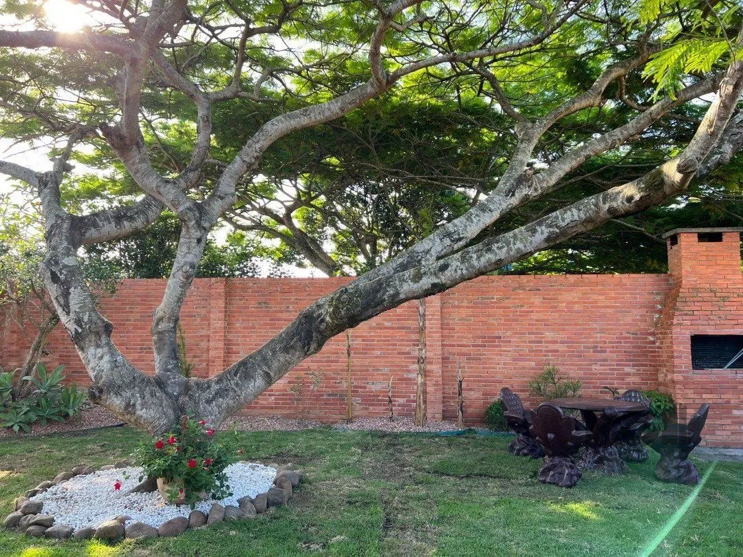 Imagem Casa avulsa em Atlântida, totalmente reformada, com 5 dormitórios , duas suítes, pátio arborizado com piscina e churrasqueira.
