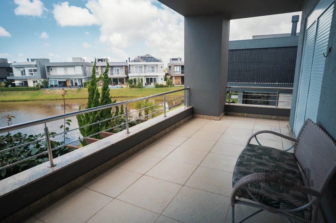 Imagem Oportunidade Única! Casa em Condomínio à Beira do Lago com 4 Suítes, sendo uma Térrea e uma Suíte Master Espetacular!