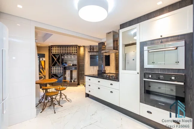 Imagem Casa Alto Padrão, amplo terreno, 03 quartos c/suíte, piscina, 8 vagas, em Santa Felicidade Curitiba PR