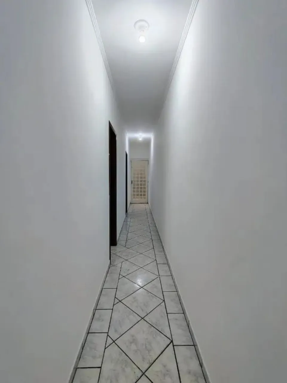 Imagem Casa Comercial à Venda em Sorocaba-SP, Jardim Pacaembu: 2 Quartos, 1 Sala, 2 Banheiros, 2 Vagas de Garagem!
