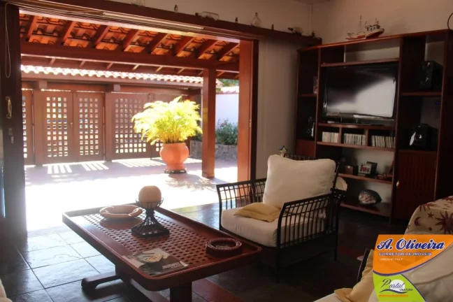 Imagem Linda Casa 03 Dormitorios ( sendo 01) + Edícula - 300 Metros de Terreno 50 Metros da Praia
