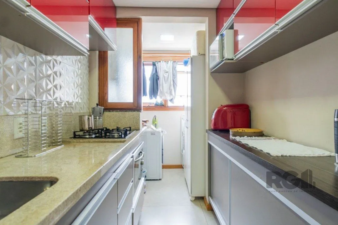 Ótimo apartamento, reformado , dois dormitórios e uma suíte, vaga escriturada.