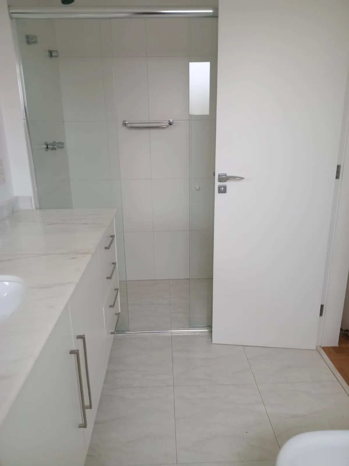 Imagem Aluguel de Casa em Condomínio de Luxo no Tamboré, Santana de Parnaíba-SP: 4 quartos, 1 suíte, 1 sala, 2 banheiros, 4 vagas de garagem, 320m².