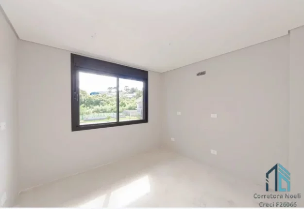 Imagem Casa em condomínio clube, 03 quartos c/suíte, terraço, no Santa Cândida em Curitiba PR