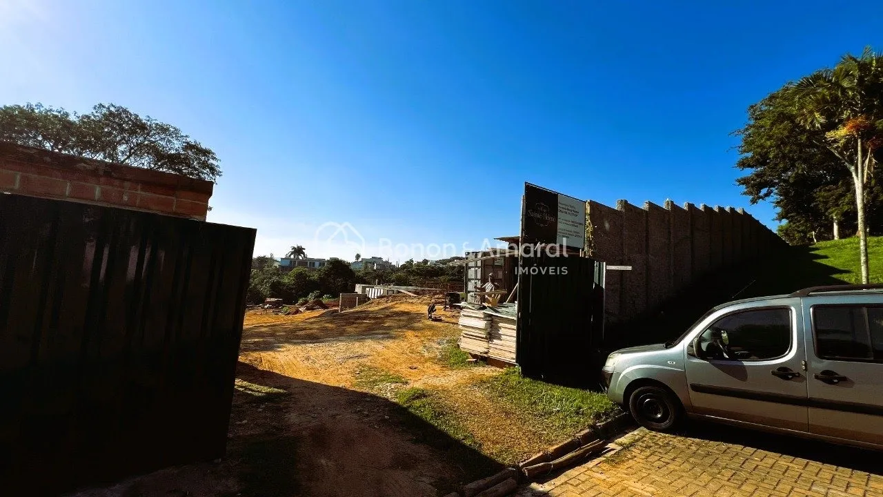 Imagem Casa em condomínio com 3 suítes, sala dois ambientes, 5 banheiros e 2 vagas na garagem - Unidade 2