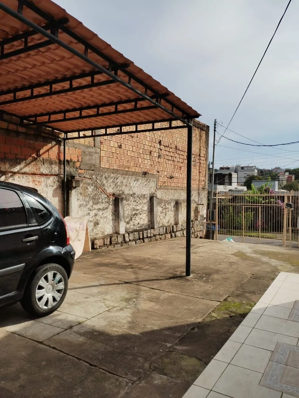 Imagem Terreno com duas frentes, três casas (duas c/dois dormitórios e a outra tipo tipo JK)