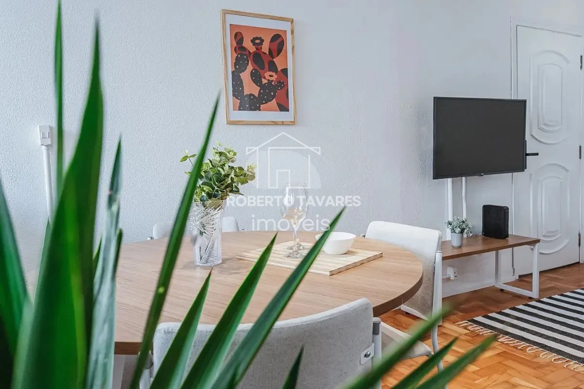 Imagem Apartamento mobiliado com 4 quartos, 2 suítes, 4 banheiros e 1 vaga de garagem.