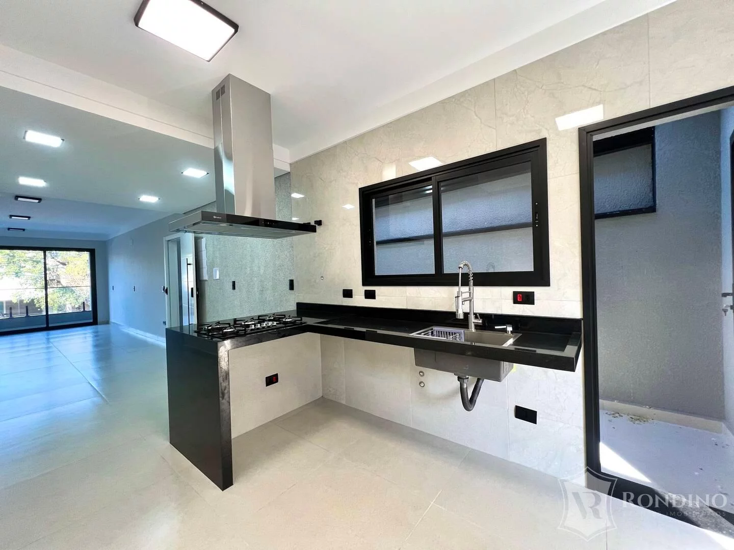 Imagem Casa Assobradada com Piscina escritório e quintal.