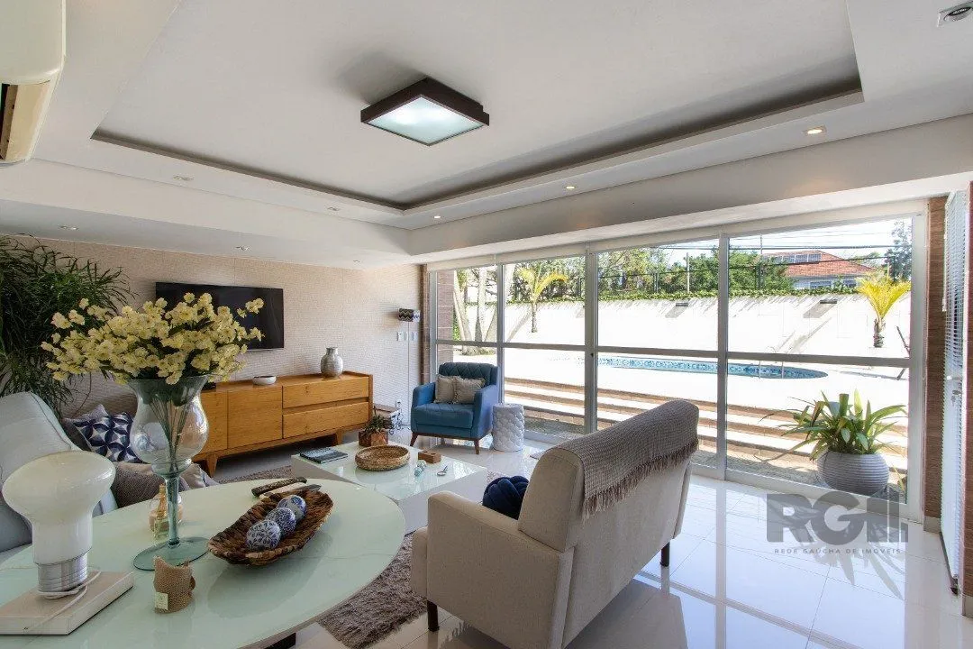 Imagem Casa a venda no bairro Guarujá com 4 dormitórios, piscina e salão de festas