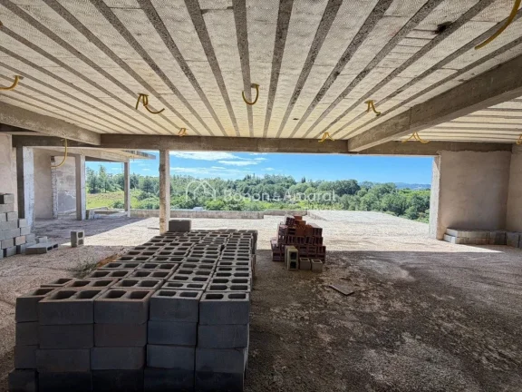 Imagem São 700 m² de construção, com arquitetura moderna,, localizada em um dos condomínios mais desej...