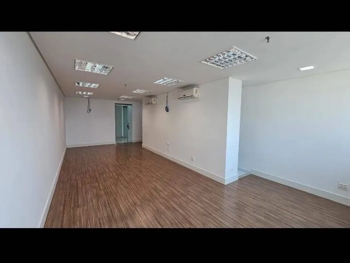 Imagem Conjunto de Salas Comerciais com Vista Panorâmica em Alphaville - 160m², 5 Banheiros e 3 Vagas Cobertas