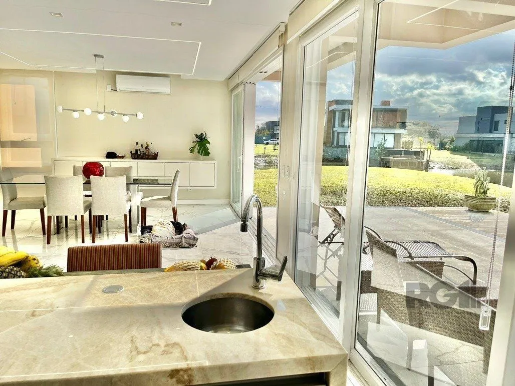 Imagem Casa para Comprar com 3 Suítes em Lote Molhado no Península Ponta da Figueira