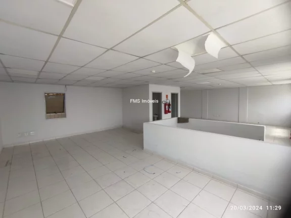Imagem Galpão Comercial para Locação em Barueri-SP, Chácaras Marco: 2 banheiros, 4 vagas, 690m² de área!