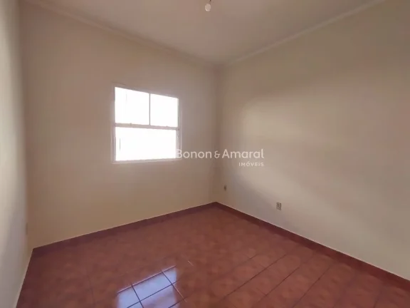 Imagem Casa da frente com 2 dormitórios com armários embutidos, banheiro social, sala com varanda integra...
