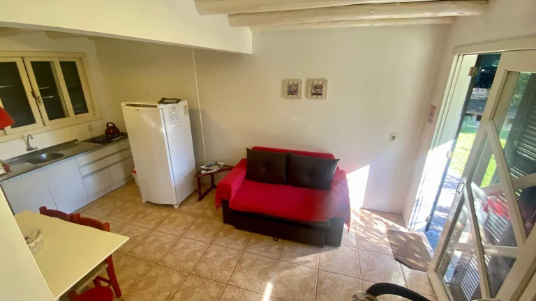 Imagem Pousada Comercial à Venda em Garopaba-SC: 3 Quartos, 4 Banheiros, 5 Vagas, 230m² - Não Perca!
