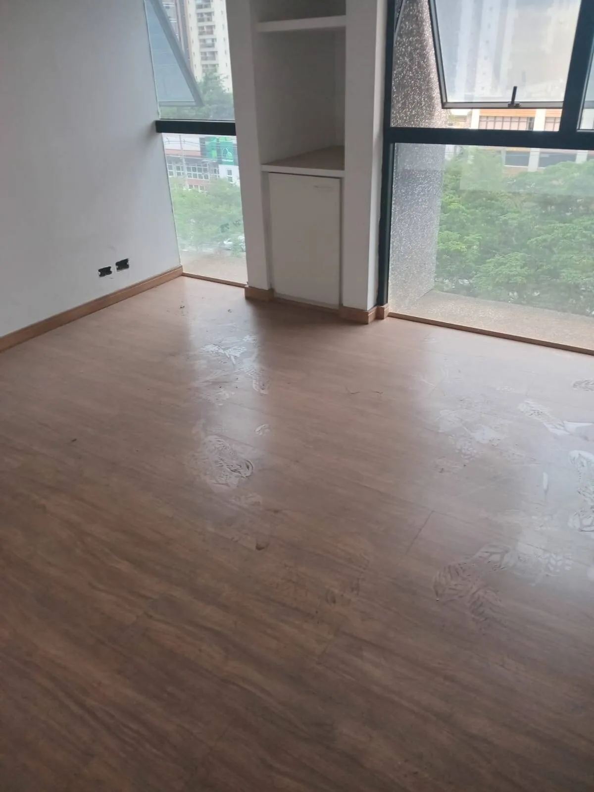 Imagem Espaçosa Sala Comercial de 310m² no Centro de Alphaville ? Edifício Alameda Madeira