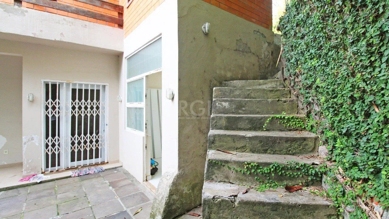 Imagem Casa com quatro (4) dormitórios, duas (2) vagas de garagem, no bairro Passo da Areia em Porto Alegre.