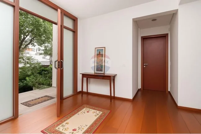 Imagem Casa com 4 suítes e 426 m² construídos, com piscina no melhor da Vila Ida