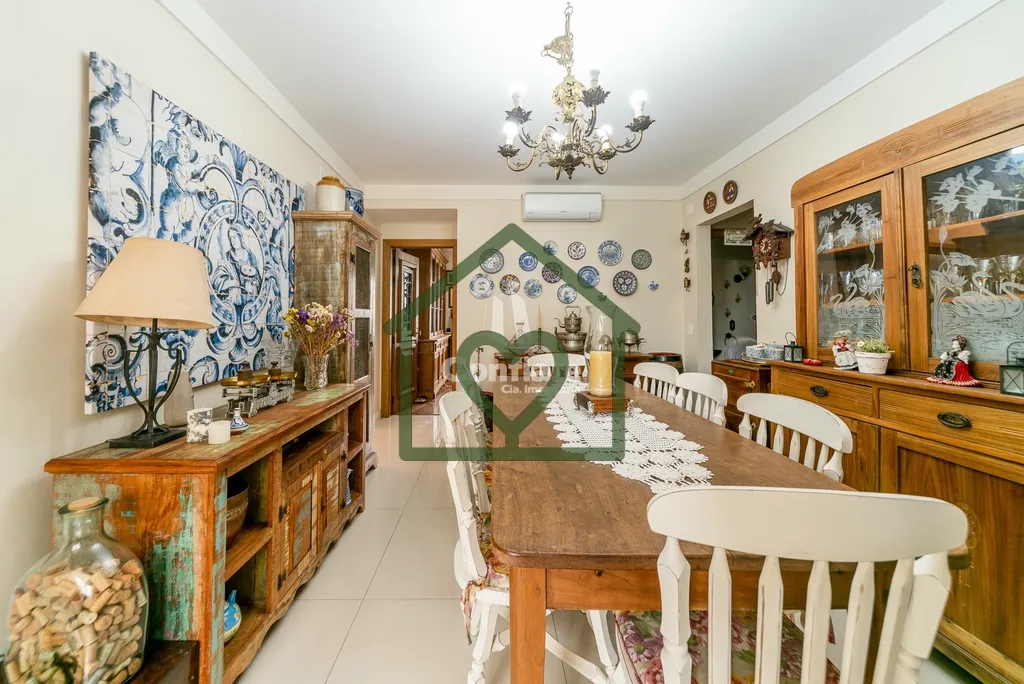 Imagem Apartamento amplo, 1 por andar, com 201m² privativos, localizado em prédio de esquina. Conta com 4...