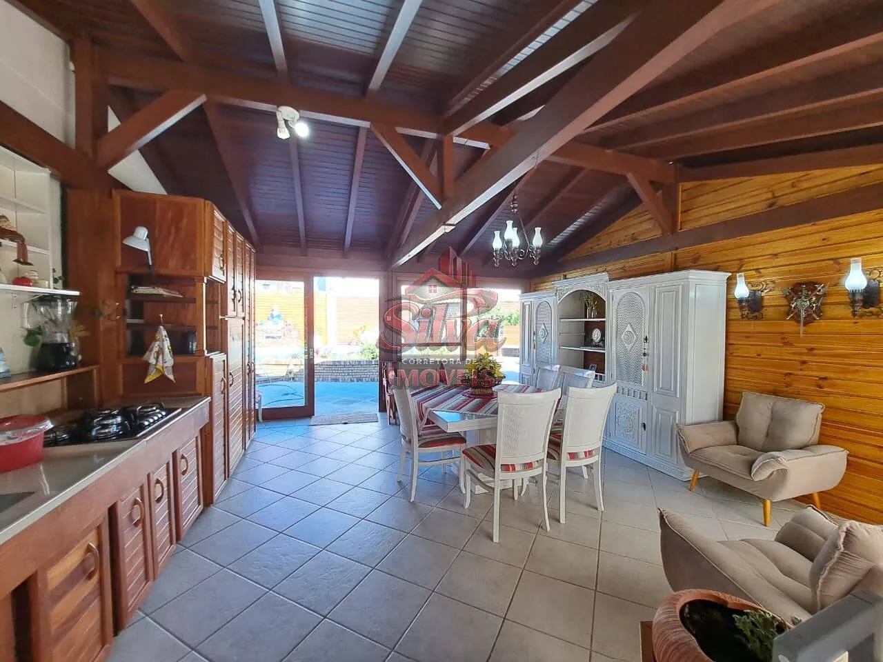 Imagem Casa com Piscina e 750m² de Terreno no Centro de Imbé